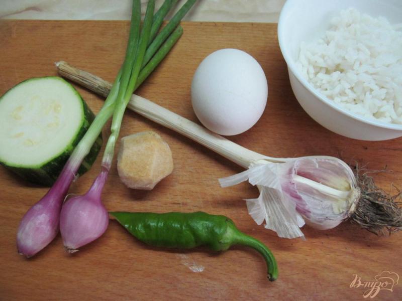 Фото приготовление рецепта: Жареный рис с кабачком шаг №1