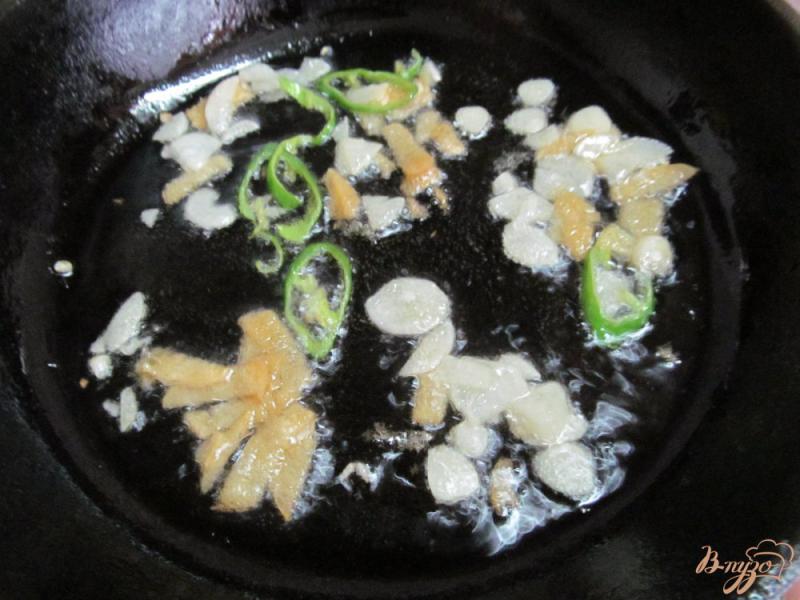 Фото приготовление рецепта: Жареный рис с кабачком шаг №4