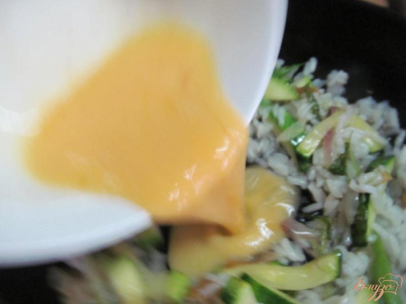 Фото приготовление рецепта: Жареный рис с кабачком шаг №7