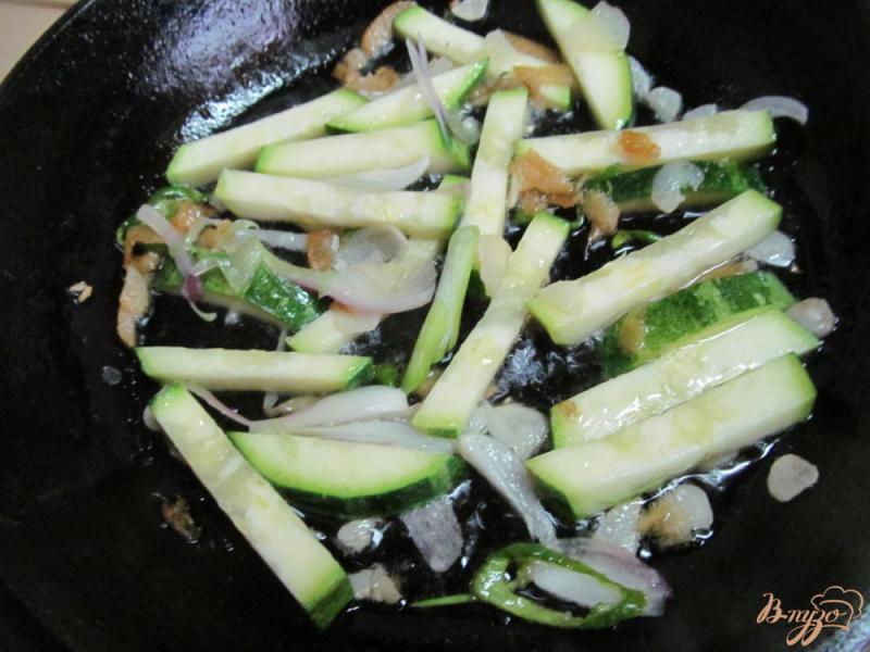 Фото приготовление рецепта: Жареный рис с кабачком шаг №5