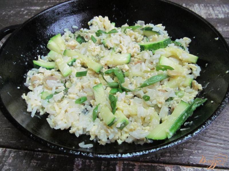 Фото приготовление рецепта: Жареный рис с кабачком шаг №8
