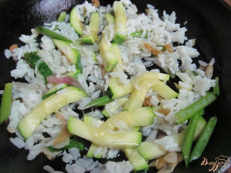 Фото приготовление рецепта: Жареный рис с кабачком шаг №6
