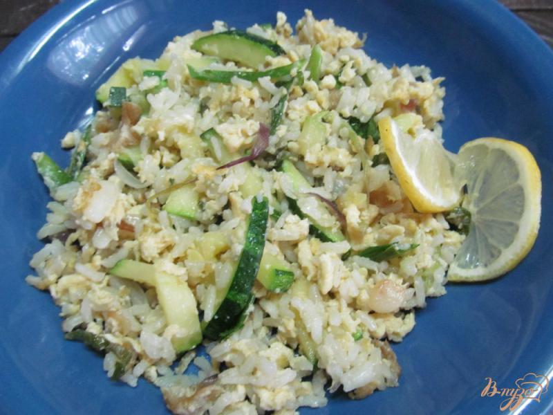 Фото приготовление рецепта: Жареный рис с кабачком шаг №9