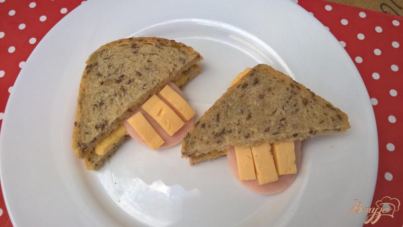 Фото приготовление рецепта: Бутерброды для детей Монстрики шаг №4
