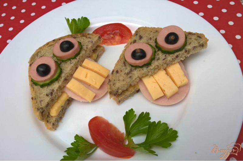 Фото приготовление рецепта: Бутерброды для детей Монстрики шаг №6