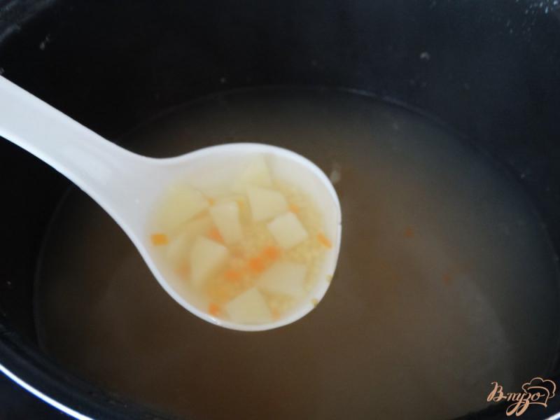 Фото приготовление рецепта: Куриный суп с пшеном в мультиварке шаг №3