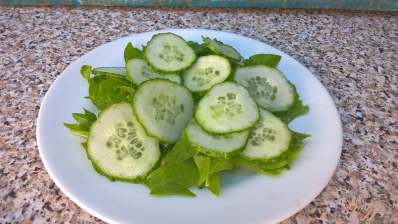 Фото приготовление рецепта: Салат со шпинатом и лососем шаг №2