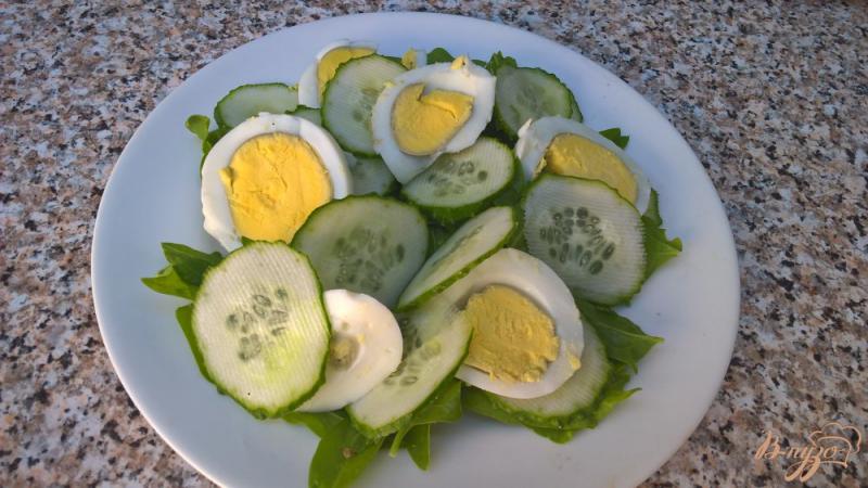 Фото приготовление рецепта: Салат со шпинатом и лососем шаг №3