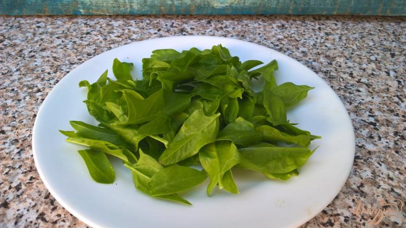 Фото приготовление рецепта: Салат со шпинатом и лососем шаг №1