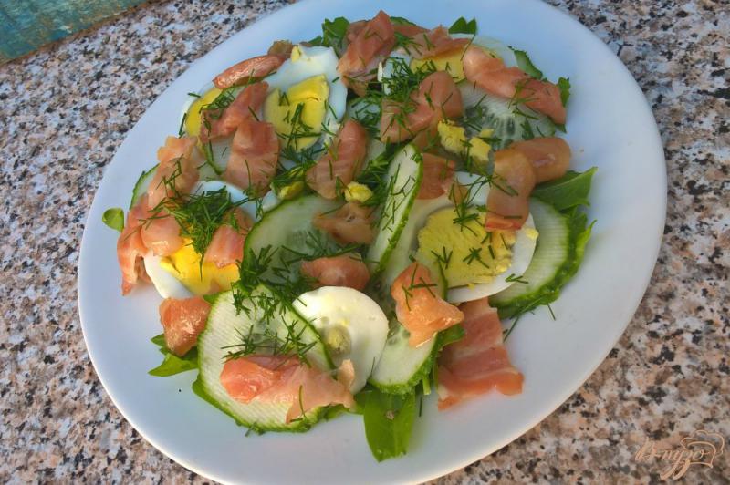 Фото приготовление рецепта: Салат со шпинатом и лососем шаг №5
