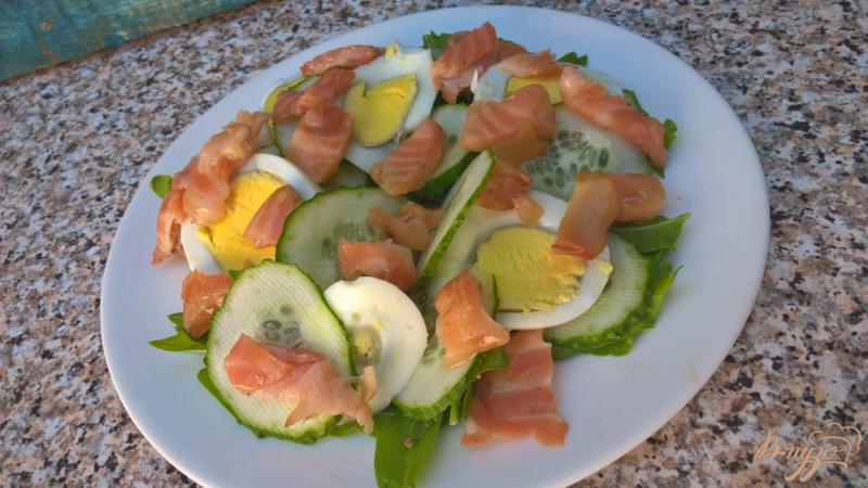 Фото приготовление рецепта: Салат со шпинатом и лососем шаг №4