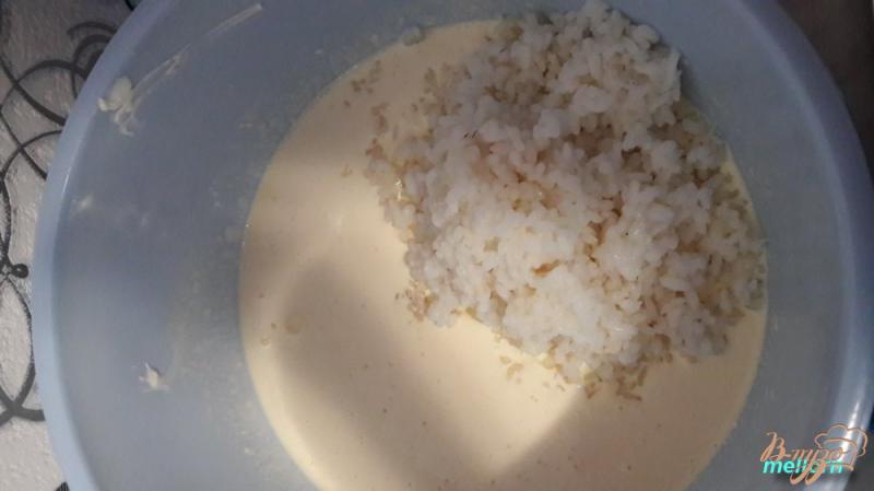 Фото приготовление рецепта: Рисовый пирог с рыбой шаг №3
