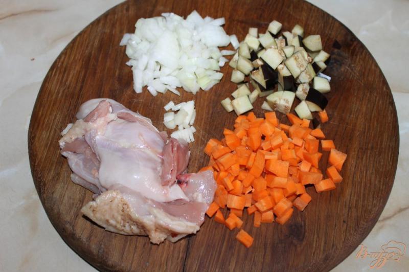 Фото приготовление рецепта: Гречка с курицей и баклажаном в мультиварке шаг №2