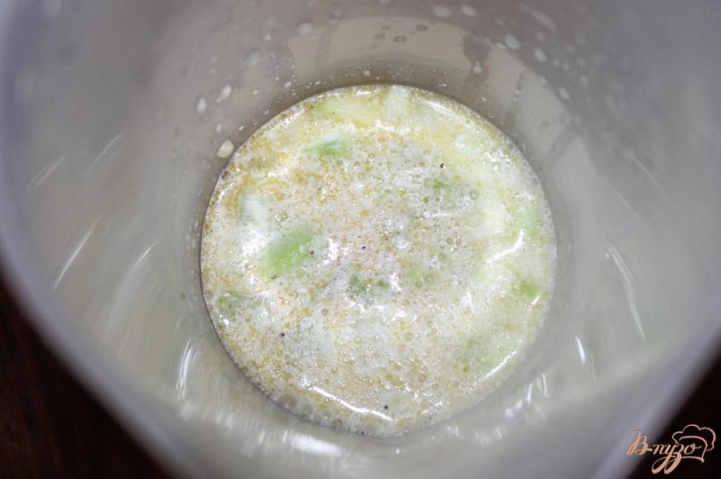 Фото приготовление рецепта: Крем - суп из кабачка с жареными грибами шаг №5