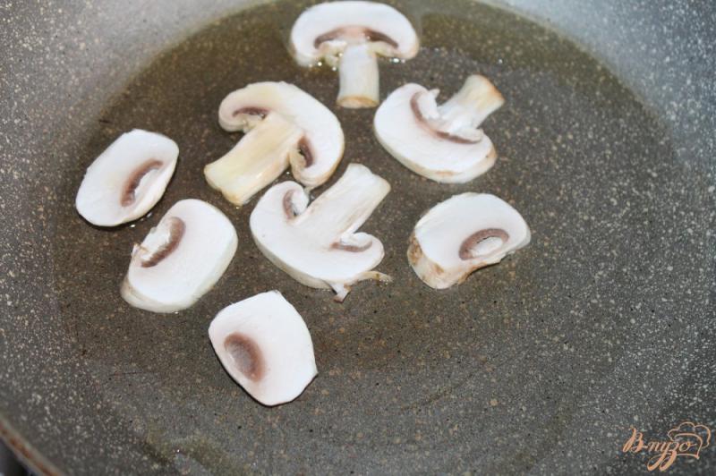 Фото приготовление рецепта: Крем - суп из кабачка с жареными грибами шаг №7