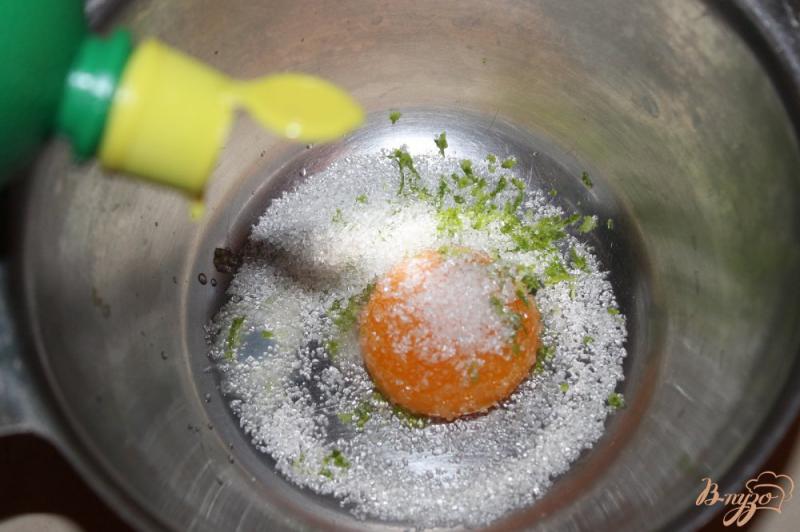 Фото приготовление рецепта: Яичный крем с цедрой лайма шаг №2
