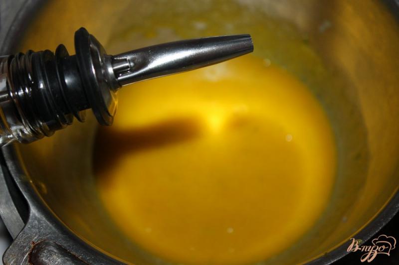 Фото приготовление рецепта: Яичный крем с цедрой лайма шаг №4