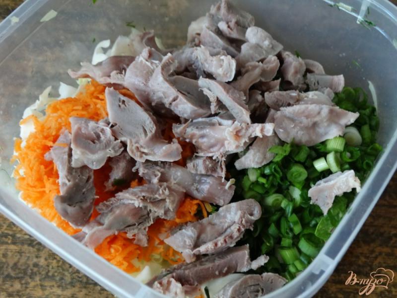 Фото приготовление рецепта: Салат с куриными желудочками шаг №3