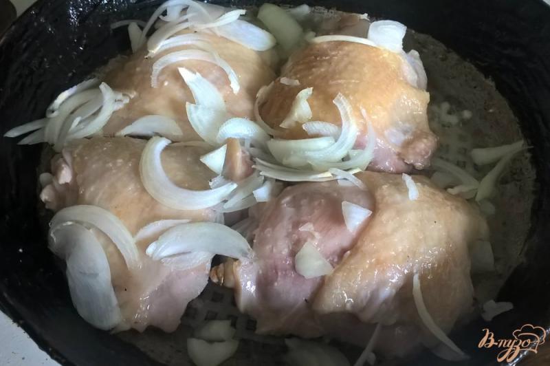 Фото приготовление рецепта: Куриные бедра тушеные в аджике шаг №2