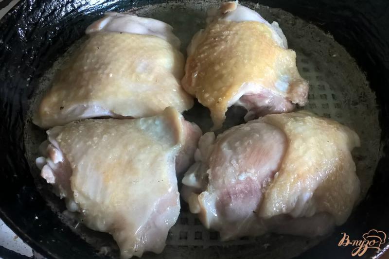 Фото приготовление рецепта: Куриные бедра тушеные в аджике шаг №1