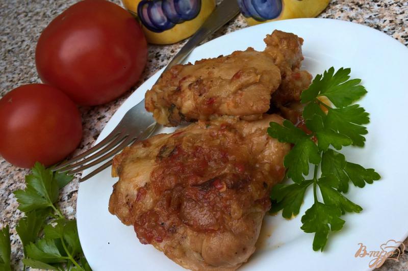 Фото приготовление рецепта: Куриные бедра тушеные в аджике шаг №5