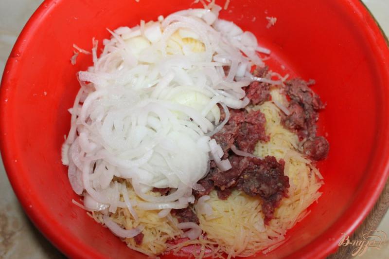Фото приготовление рецепта: Луковые котлетки с фаршем и картофелем в томатном соусе шаг №4