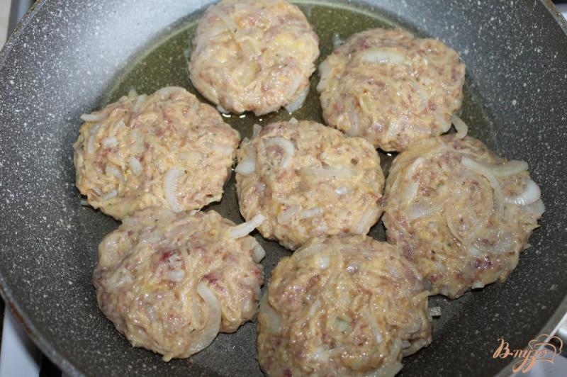 Фото приготовление рецепта: Луковые котлетки с фаршем и картофелем в томатном соусе шаг №6