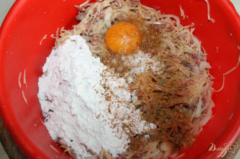 Фото приготовление рецепта: Луковые котлетки с фаршем и картофелем в томатном соусе шаг №5