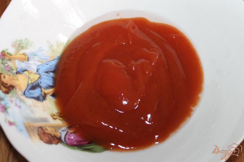 Фото приготовление рецепта: Луковые котлетки с фаршем и картофелем в томатном соусе шаг №7