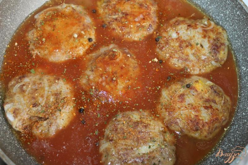 Фото приготовление рецепта: Луковые котлетки с фаршем и картофелем в томатном соусе шаг №8