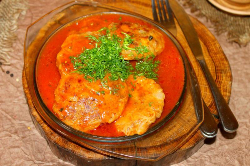 Фото приготовление рецепта: Луковые котлетки с фаршем и картофелем в томатном соусе шаг №9