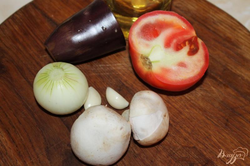 Фото приготовление рецепта: Салат с жареными грибами, баклажанами и маринованным луком шаг №1