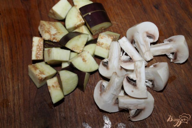 Фото приготовление рецепта: Салат с жареными грибами, баклажанами и маринованным луком шаг №2