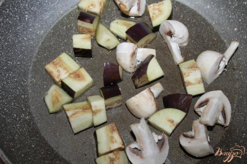 Фото приготовление рецепта: Салат с жареными грибами, баклажанами и маринованным луком шаг №3
