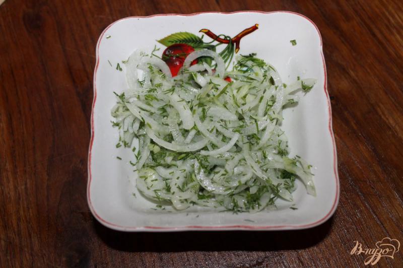 Фото приготовление рецепта: Салат с жареными грибами, баклажанами и маринованным луком шаг №4