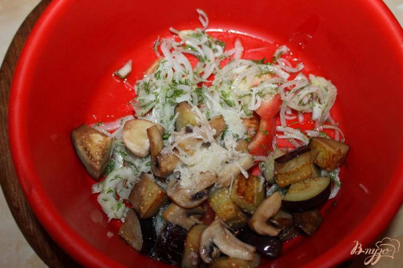 Фото приготовление рецепта: Салат с жареными грибами, баклажанами и маринованным луком шаг №7