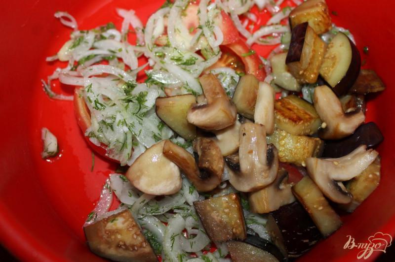 Фото приготовление рецепта: Салат с жареными грибами, баклажанами и маринованным луком шаг №6