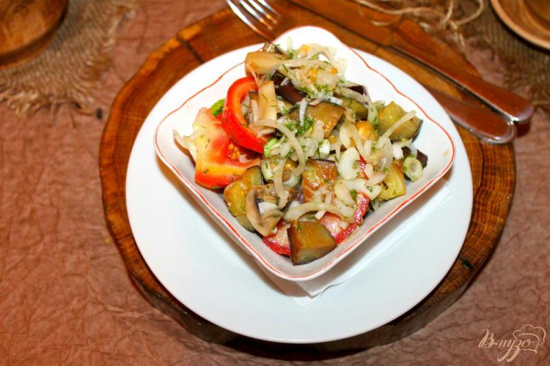 Фото приготовление рецепта: Салат с жареными грибами, баклажанами и маринованным луком шаг №8