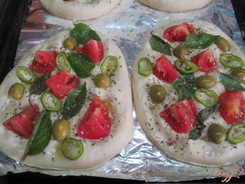 Фото приготовление рецепта: Фоккачча с оливками и острым перцем шаг №8