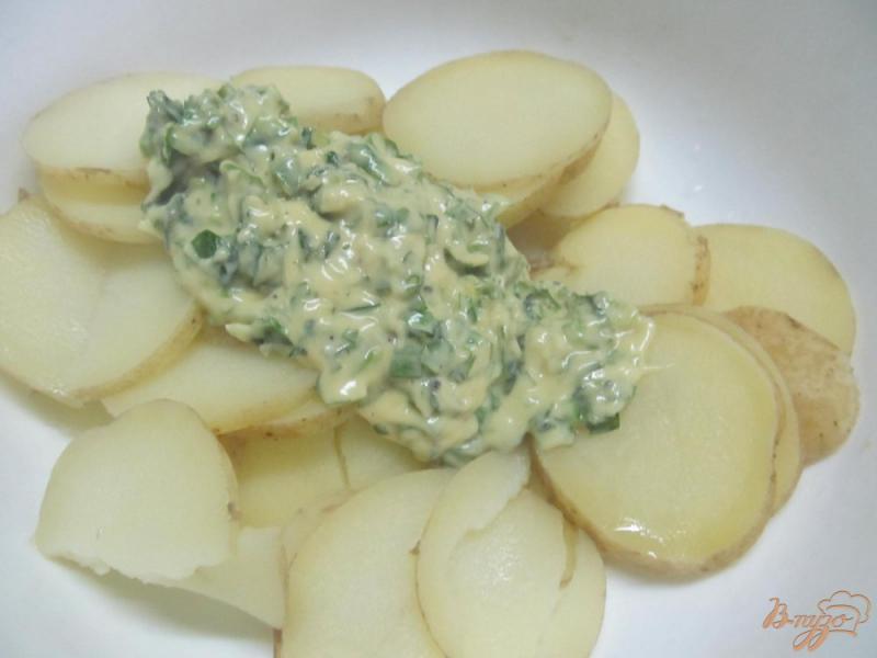 Фото приготовление рецепта: Картофель под горчичным соусом с зеленью шаг №4
