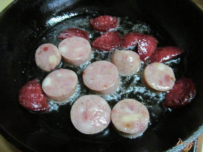 Фото приготовление рецепта: Тушеная молодая капуста с колбасками и сыром шаг №2