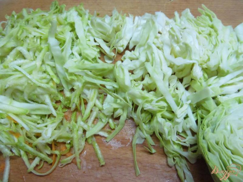 Фото приготовление рецепта: Тушеная молодая капуста с колбасками и сыром шаг №5