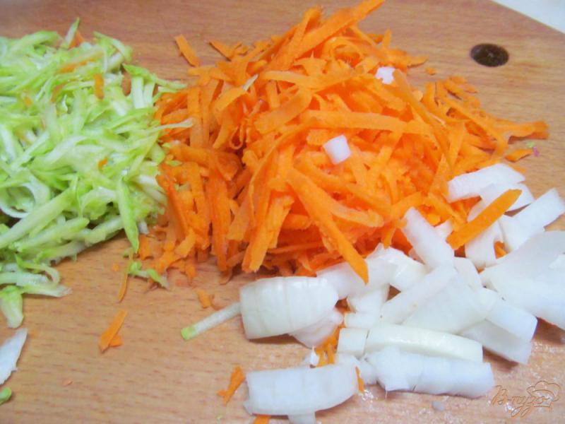 Фото приготовление рецепта: Тушеная молодая капуста с колбасками и сыром шаг №3
