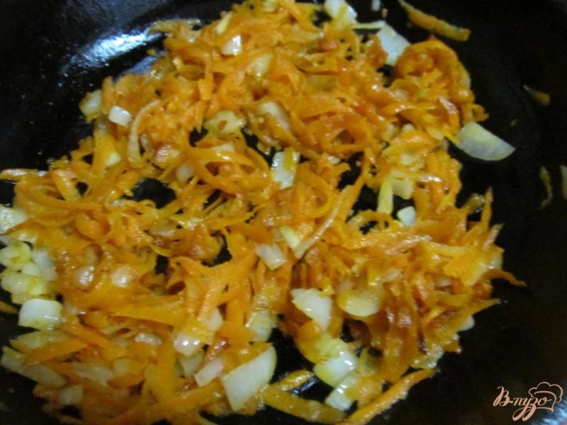Фото приготовление рецепта: Тушеная молодая капуста с колбасками и сыром шаг №4