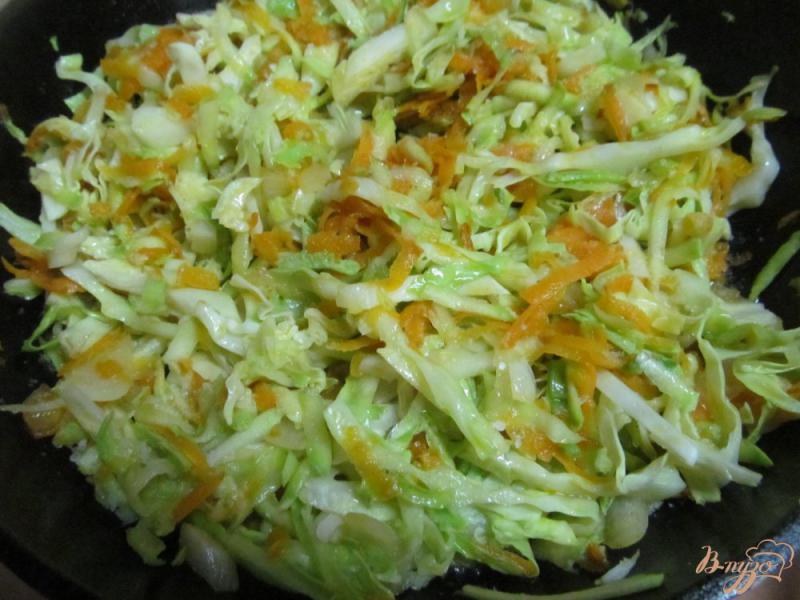 Фото приготовление рецепта: Тушеная молодая капуста с колбасками и сыром шаг №6