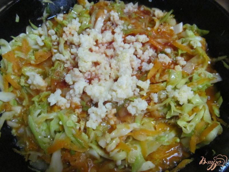 Фото приготовление рецепта: Тушеная молодая капуста с колбасками и сыром шаг №8