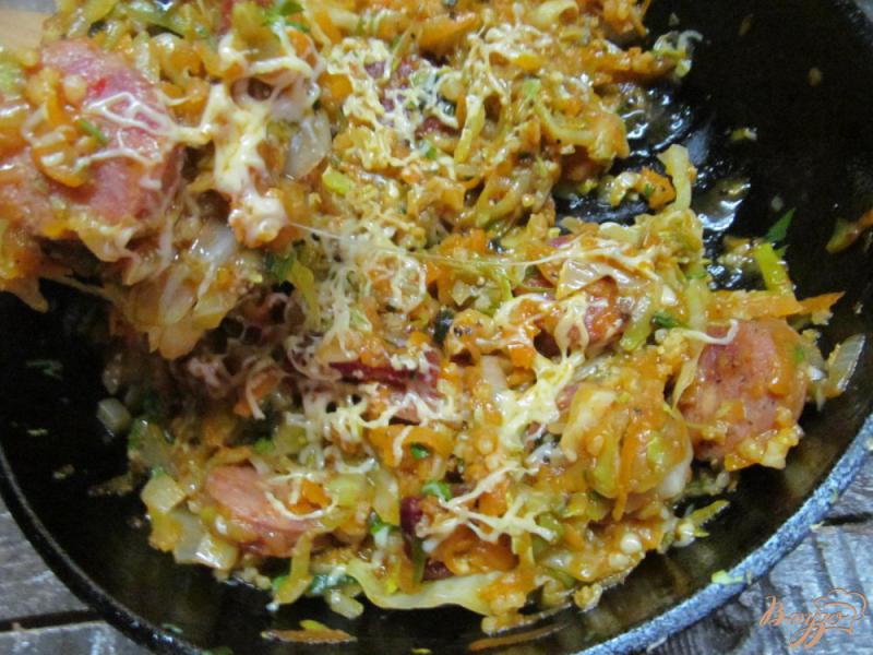 Фото приготовление рецепта: Тушеная молодая капуста с колбасками и сыром шаг №11