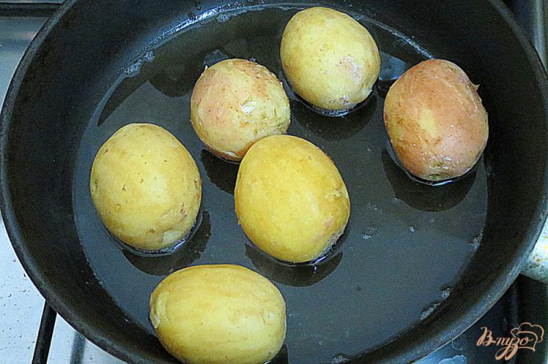 Фото приготовление рецепта: Молодой картофель жареный с салом чесноком и укропом шаг №4