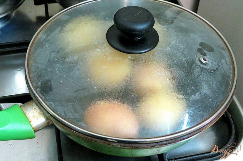 Фото приготовление рецепта: Молодой картофель жареный с салом чесноком и укропом шаг №5