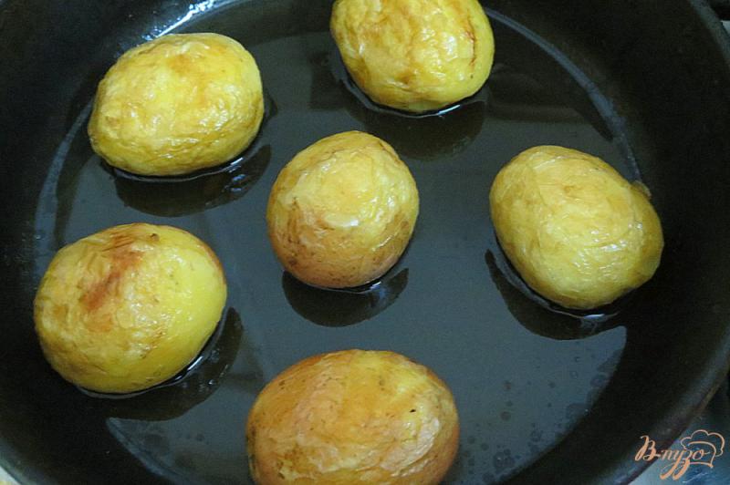 Фото приготовление рецепта: Молодой картофель жареный с салом чесноком и укропом шаг №6